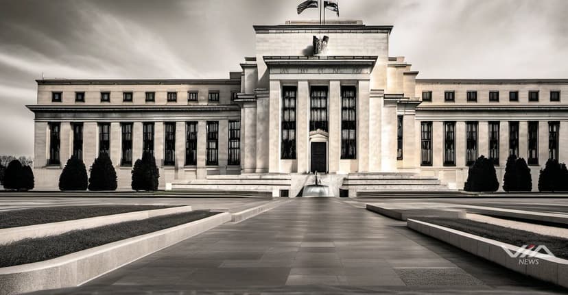 Fed Signals Extended Rate Hold as Global Central Banks Pause Amid Inflation Concerns
